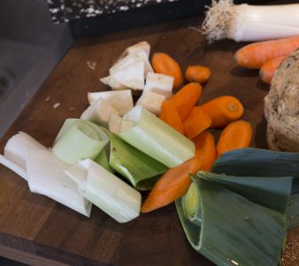 kleingeschnittenes Gemüse: Lauch, Karotten, Sellerie